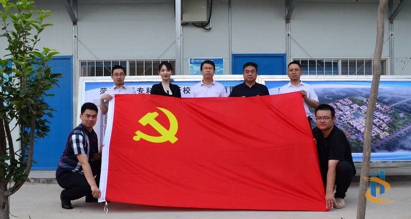 党旗飘在一线 堡垒筑在一线 党旗飘在一线 堡垒筑在一线