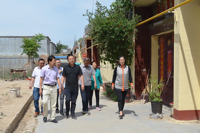 2019年5月28日公司领导慰问探望患病职工家属