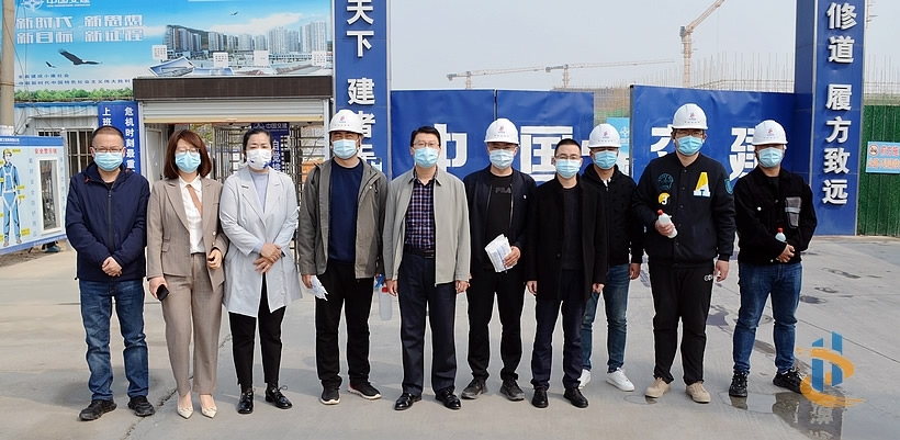 公司领导慰问一线职工并检查疫情防控工作