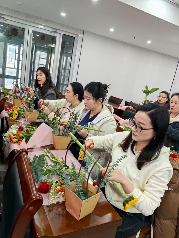 “花香满溢·悦享芳华”插花主题活动