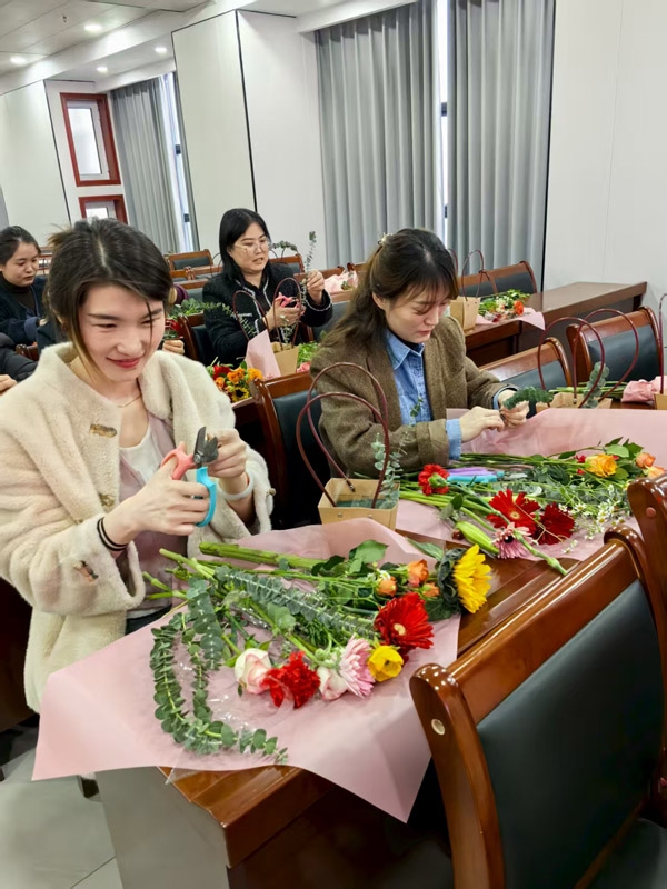 “花香满溢·悦享芳华”插花主题活动