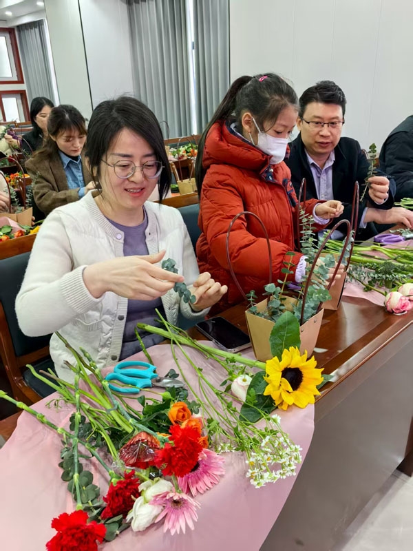 “花香满溢·悦享芳华”插花主题活动