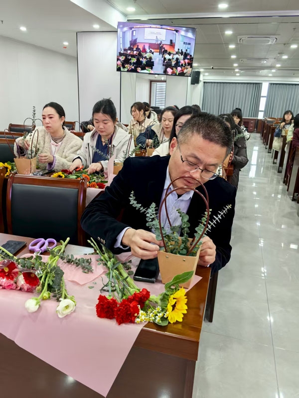 “花香满溢·悦享芳华”插花主题活动