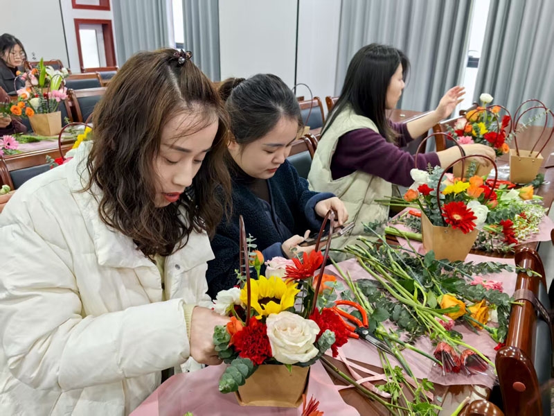 “花香满溢·悦享芳华”插花主题活动