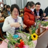 “花香满溢·悦享芳华”插花主题活动